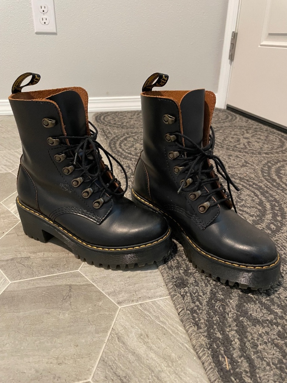 Dr. Martens Leona Size 6. Women’s.